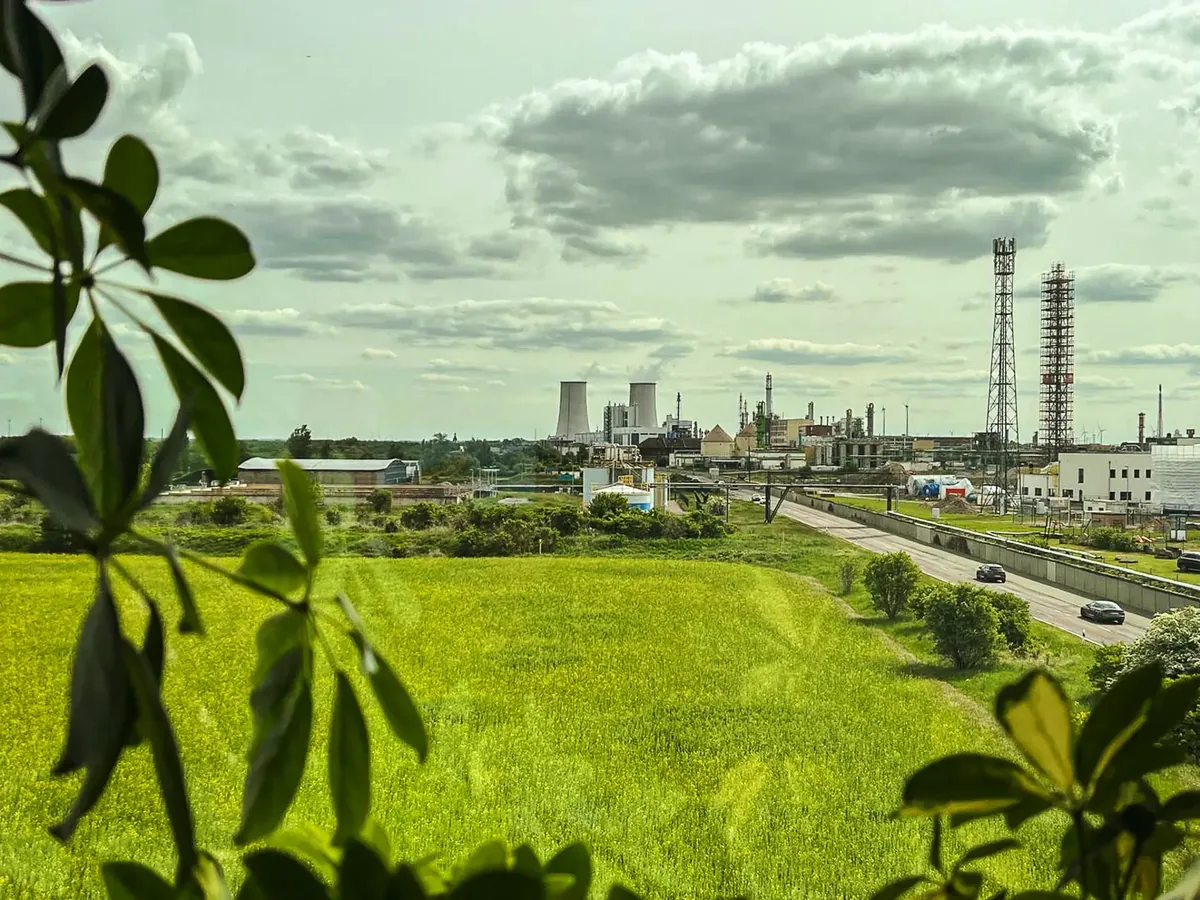 Parque químico de Leuna con un campo de colza en primer plano