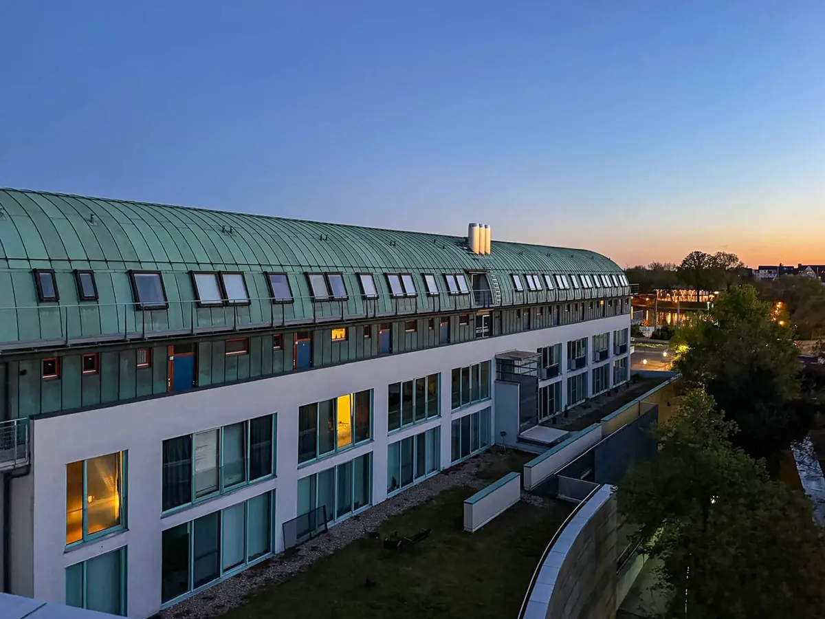 El edificio del CLIA Passage en Merseburgo a la luz del atardecer